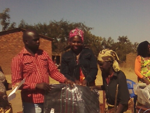 Malawi’s charitable grouping AFDEV donates blankets to elderly