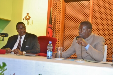 Malawi President Mutharika huddles with vendors at Sanjika Palace