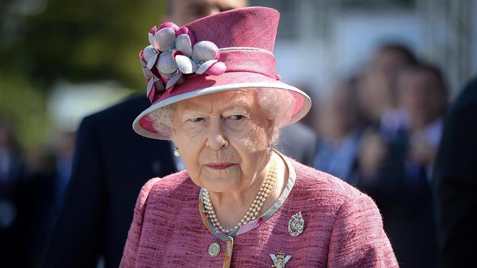 Why UK’s Queen Elizabeth II always carries the same handbag?