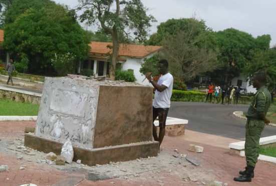 University of Ghana students demolish Ghandi statue 