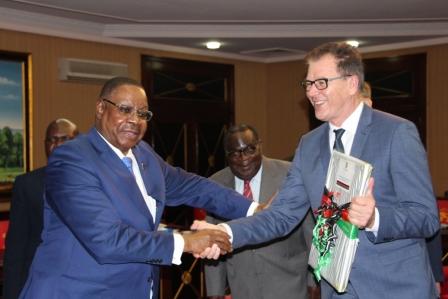 Peter Mutharika(l) Gerd Muller(R)