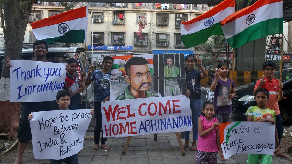 Pakistan hands over captured air force pilot to India