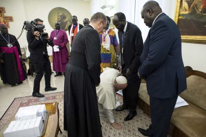 Pope Francis kisses Sudan’s leaders feet for peace