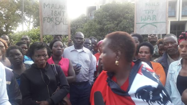 Malawi Police Tear gas MCP compound while US ambassador was meeting Lazarus Chakwera