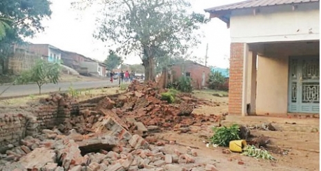 Anti-Ansah protesters bring down MEC Commissioner Mgawi’s wall, loot LL house