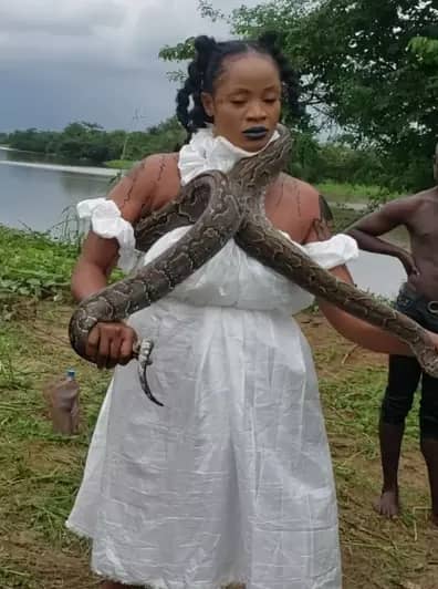Nollywood actress, Uche Ogbodo captured playing with a python around her neck