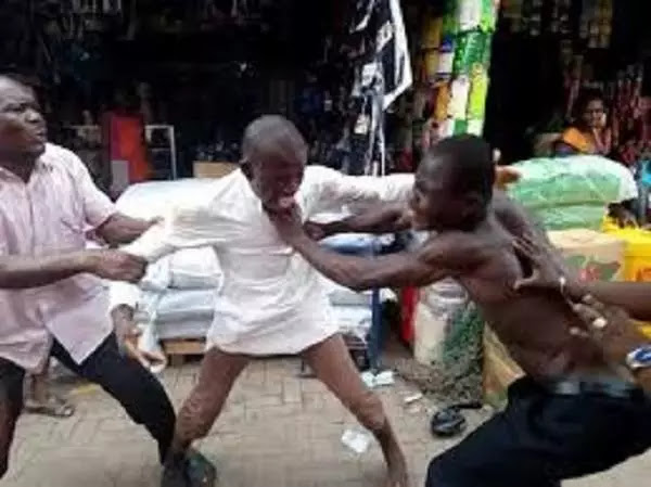 Two Ghanaian pastors exchange insults; trade blows over preaching space in Kumasi market