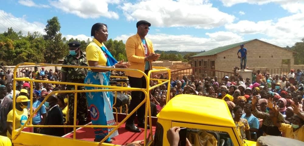 Atupele Muluzi mobbed by adoring DPP/UDF alliance supporters during his Eastern region whistle stop tour