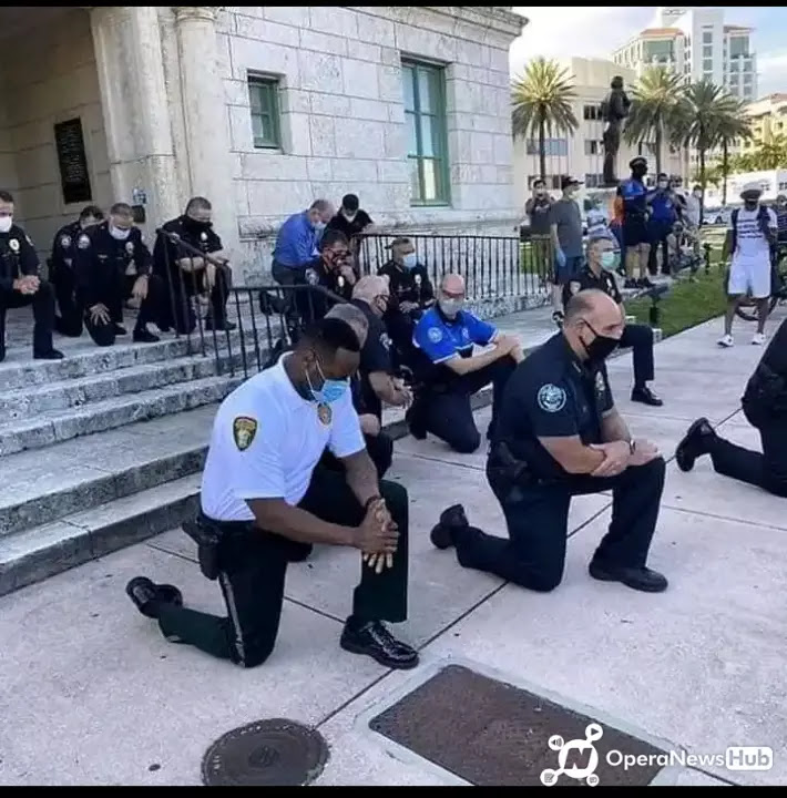US Police Officers kneel down to apologize for George Floyd’s brutally  death