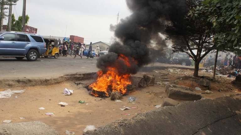 Nigerian angry mob set ablaze three thieves in failed bank robbery