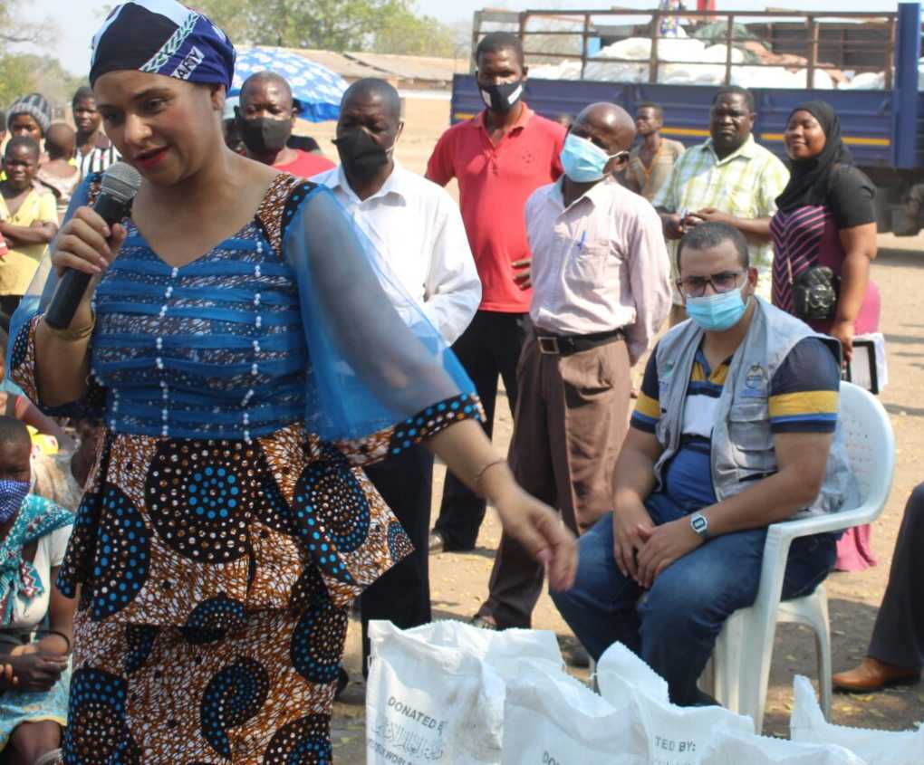 Deputy Minister Abida Mia feeds the elderly in Shire Valley: hails Muslim World League for support