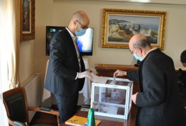Algerians vote for presidential term limits