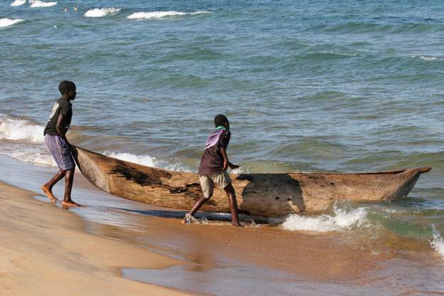 Water in Lake Malawi turns green