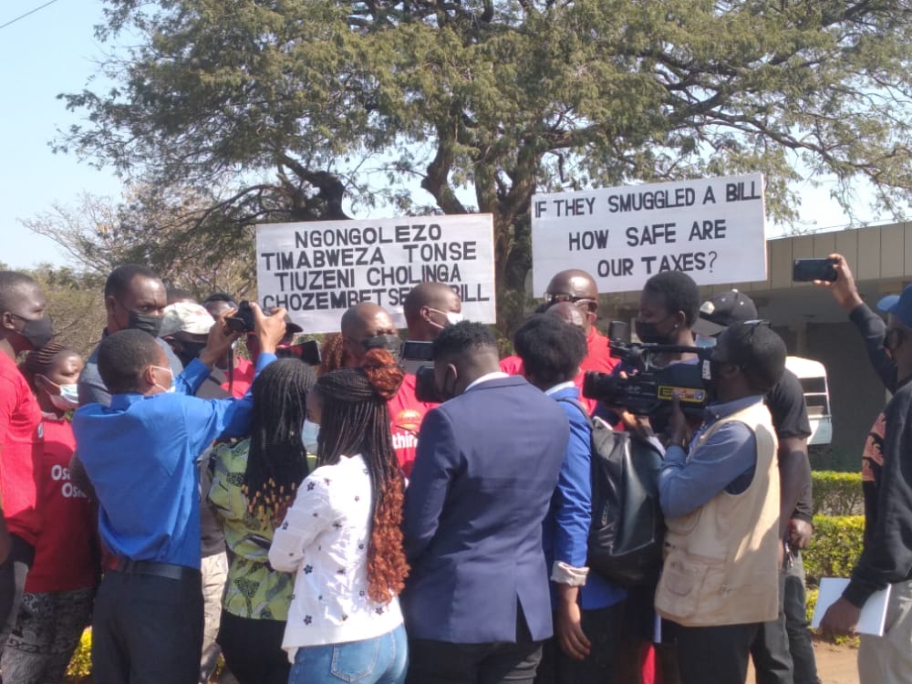 Chakwera’s Tonse police challenged to release rights activist Sylvester Namiwa, other ten for unacceptable arrest