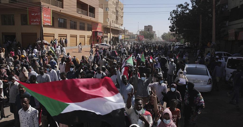 Thousands brave Sudan lockdown to keep up anti-coup protests