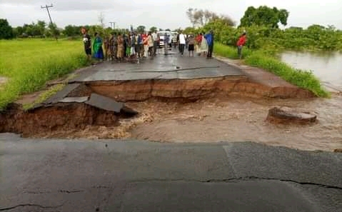 Torrential rains cut down Salima-Nkhotakota M5 road