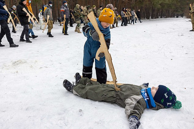 Ukrainian children on military training: To shoot, defend boarders against Russian invasion