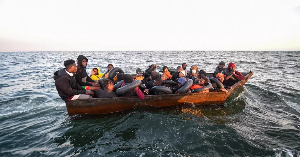 Tunisian navy rescues 194 illegal migrants