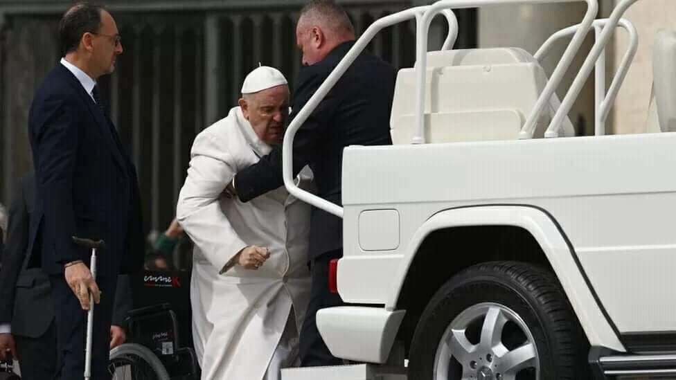 Pope Francis back in hospital over respiratory infection