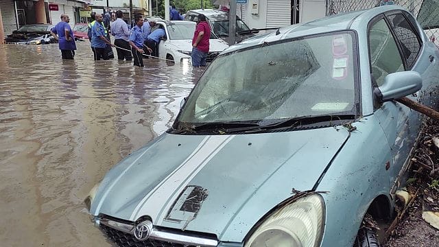 Mauritius and Reunion clean up after cyclone damage