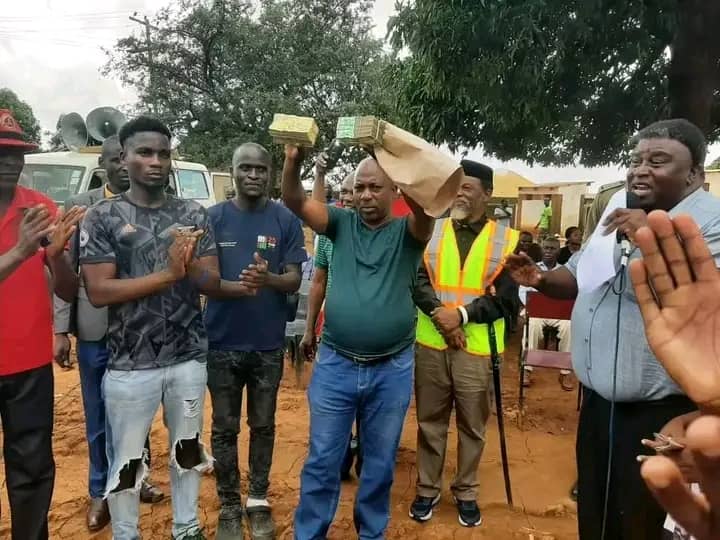 Kenneth Zikhale Ng’oma openly giving out cash
