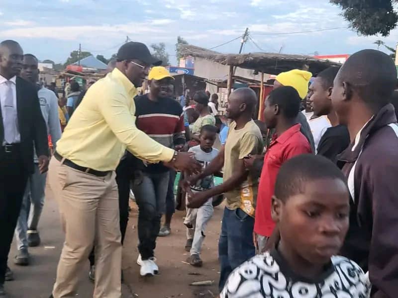 Atupele Muluzi engages supporters at Nsanama Trading Centre