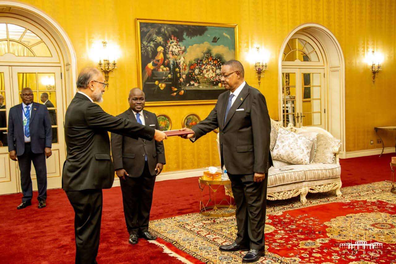 Mutharika embraces new Japanese envoy Naito Yasushi
